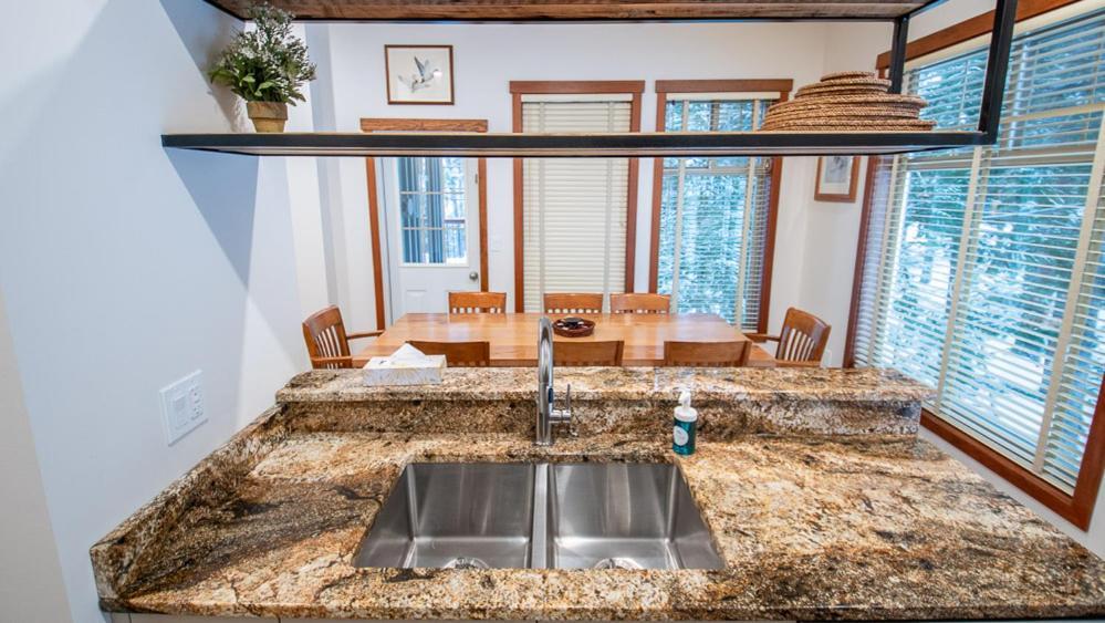 Snow Creek Lodge By Fernie Lodging Co Εξωτερικό φωτογραφία